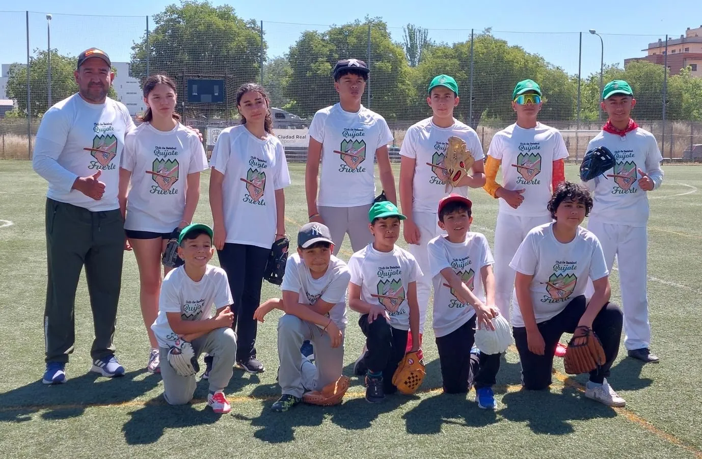 Equipo de béisbol Quijote Fuerte celebrando